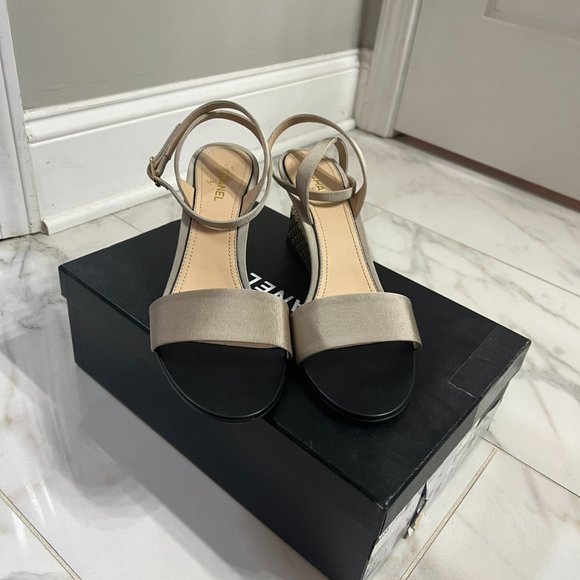 NIB - Gorgeous Chanel Pearl and Gold Wedges - Collector's Dream - Picture 4 of 8